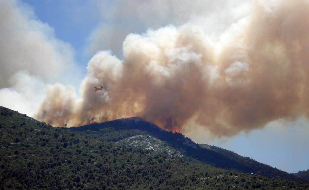 wildfire, fire, smoke, flame, firefighter, airplane, nature, forest, mountain, emergency, burn, damage, destruction, action, wildfire, wildfire, wildfire, wildfire, wildfire